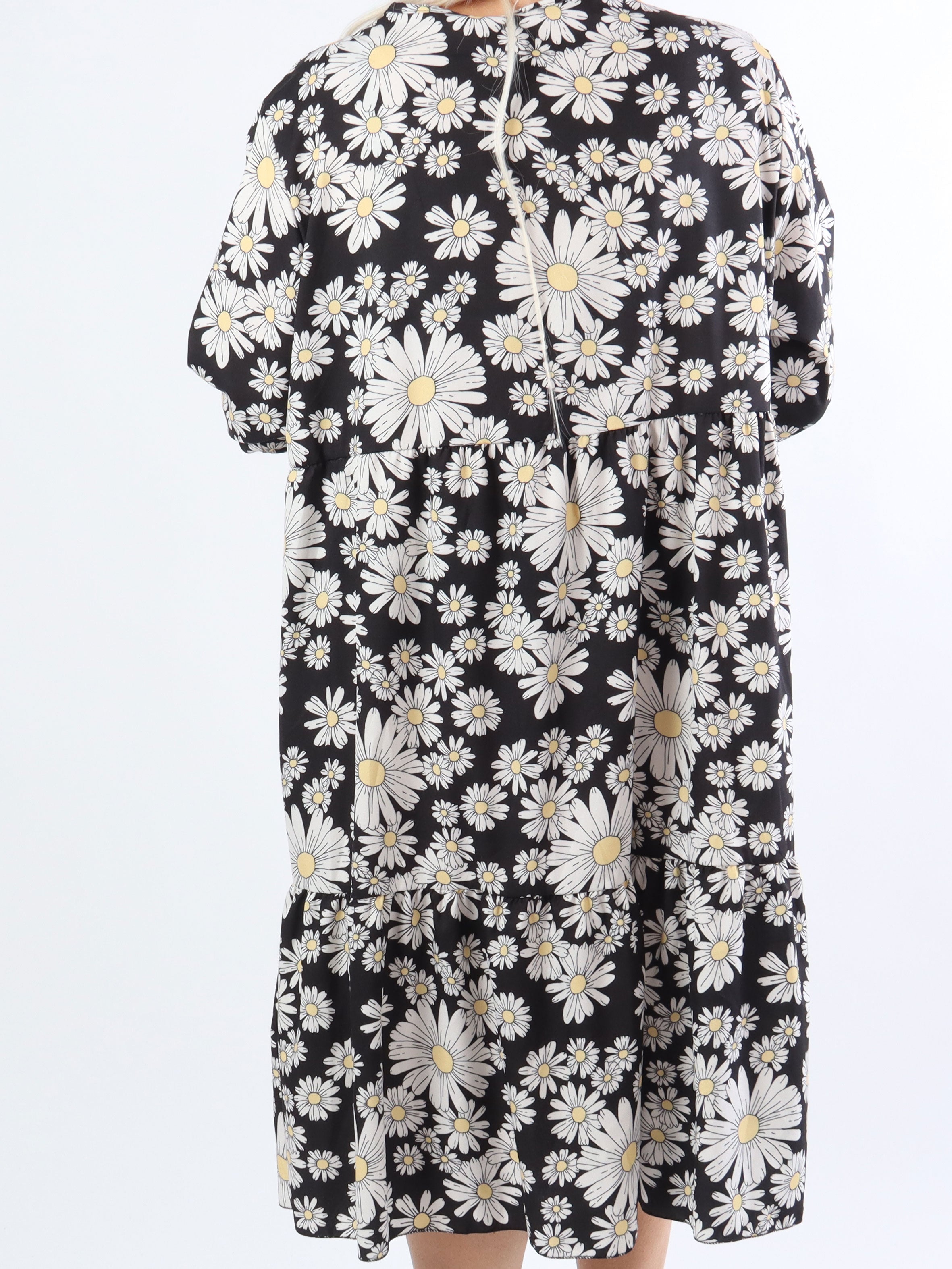 Marguerit - Sød plus size kjole med flot margueritprint